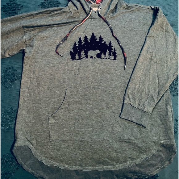 Maurice green hoodie with black bear and pine tree silhouettes - Picture 2 of 2